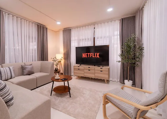 Thonglor|spacious 4br4ba, Fast-wifi, Netflix, Shop Apartment Bangkok